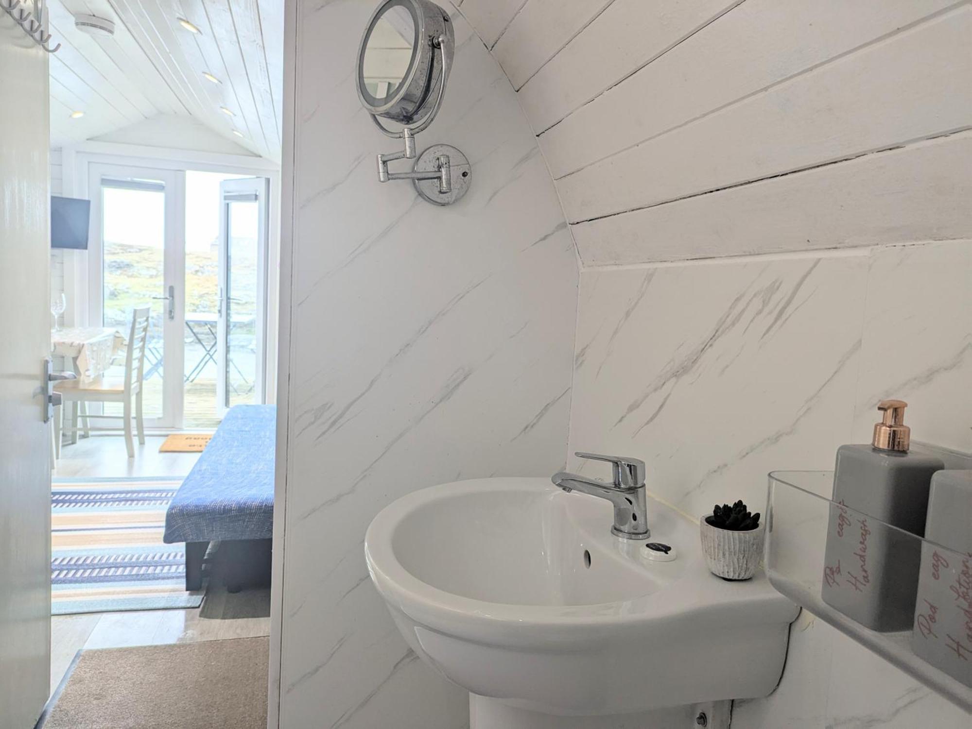 Glamping Pod For 2 Pod Beag Na Haun Eriskay Villa Bagian luar foto